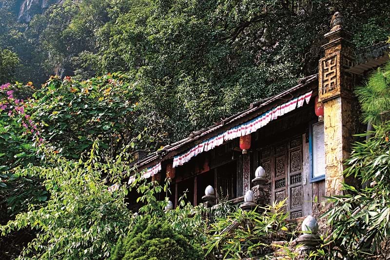 Chùa Bảo Sái ở lưng chừng núi. Đây là ngôi chùa cũ, hiện đã được phục dựng thay thế.